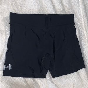 BLACK UNDER ARMOR COMPRESSION SHORTS
